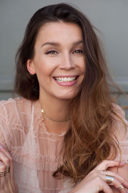 Hostess Leonie