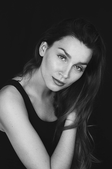 Hostess Leonie