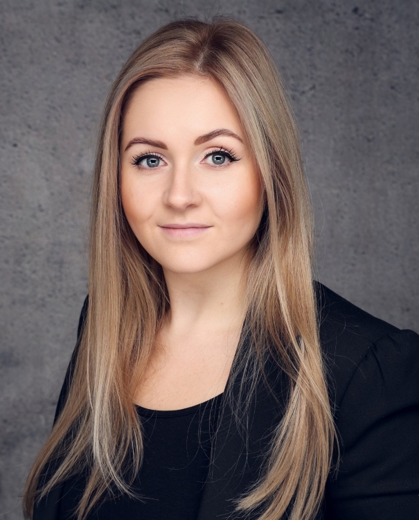 Trade Show Hostess I have been working as a trade fair hostess and model since 2017 and have already gained a lot of experience in many different industries. To name a few trade fairs as examples: BOOT Dsseldorf, Beauty Dsseldorf, Top Hair Dsseldorf, K-Messe Dsseldorf, Gamescom Cologne. I have gained experience as a service/information hostess and model hostess. I have also been a staff manager/stand manager for the hostesses. I have also supported various companies from different industries at events. I am reliable, committed and not afraid to take on responsibility. from Cologne