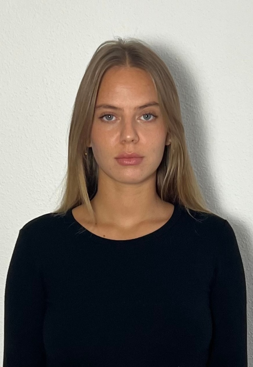 Laura  from Augsburg, Hair: blond (dunkel), Eye: blau-grau, German: Muttersprache, English: Fliessend, French: nein, Spain: leichte Konversation