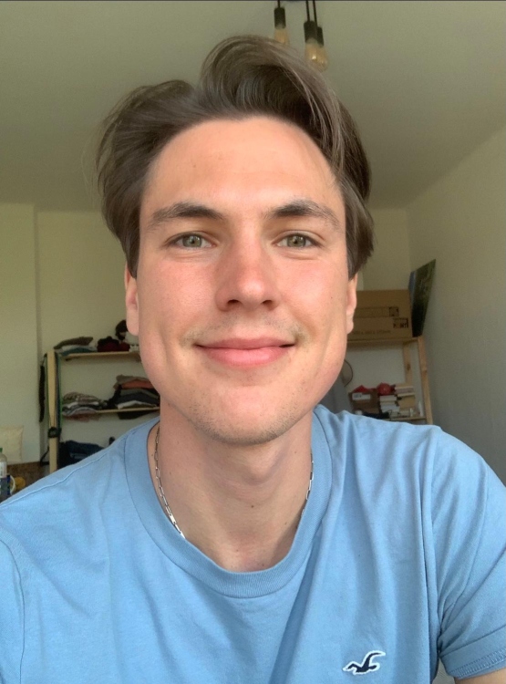 Ich bin ein sehr aufgeschlossener und kommunikativer Mensch, der mit seinem Lcheln andere Menschen ansteckt. Meine Groe Strken sind meine Empathie und Umsichtigkeit, die mich zu einem hilfsbereiten und reflektierten Menschen machen. Ich bin sehr zuverlssig und bin fr Teams dank meiner sozialen und engagierten Art eine tolle Ergnzung. Ich habe bereits bei verschiedensten Events, z.B. bei den Gerry-Weber-Open gearbeitet, jedoch noch nicht auf einer Messe. Ich wrde mich sehr freuen dies nun zu ndern und meine Fhigkeiten bei Ihnen einbringen zu knnen. 