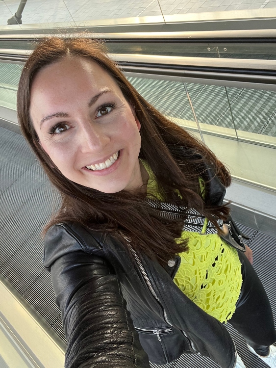 Hauptberuflich bin ich im Landesjugendamt ttig. Nebenberuflich und vor allen neben der Schule und der Ausbildung habe ich viele Erfahrungen als Hostess und in der Gastronomie sammeln knnen. 
In der Kommunikation (deutsch und englisch) habe ich gg. neuen Menschen keinerlei Probleme, sodass mir das Begren, Ansprechen, Beraten, etc. nicht schwer fllt. Hierbei steht die Professionalitt und ein positiv freundliches und authentisches Auftreten an erster Stelle. 
