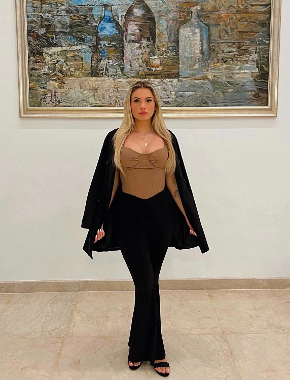 Hostess Aurela