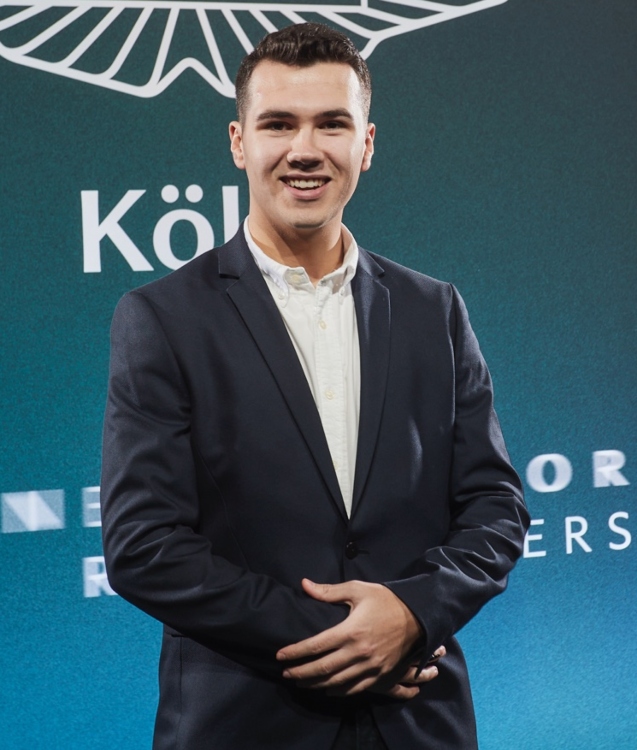 Ich spreche flieend Deutsch, Franzsisch und Englisch. 

Ich verfge ber Erfahrungen in verschiedenen Bereichen der Promotion. 
Beispiele dafr wren unter anderem: 

- 2x 4 Wochen lckenlose Roadshow Promotion 
- Betreuung von Messestnden 
- Eventmanagement
- Verkostungen 
- Erfahrungen im Bereich Teamleitung
