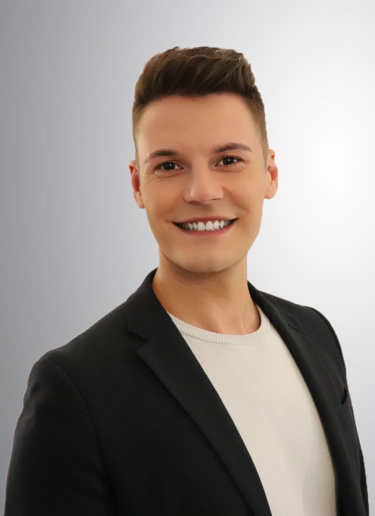 Meine Erfahrungen beziehen sich zum Groteil auf den Bereich Messen und Promotion.
Dabei bernehme ich gerne administrative Aufgaben, habe aber auch kein Problem mich unterzuordnen.
Ich arbeite sehr organisiert, strukturiert und vorausschauend und schaffe es, ganz nebenbei, meinen Mitmenschen dabei ein Lcheln ins Gesicht zu zaubern. 