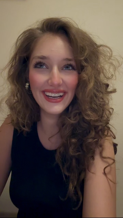 Fair hostess Su Estella from Munich