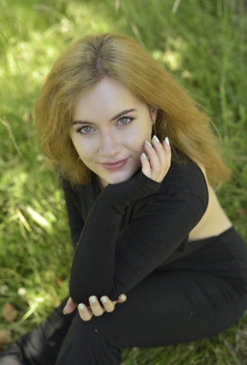 mein Name ist Melena , ich bin 20 Jahre alt und studiere derzeit an der University of Edinburgh in Schottland. Whrend meiner studienfreien Zeit in Deutschland suche ich eine anspruchsvolle und abwechslungsreiche Ttigkeit im Bereich Hostessing und Gstebetreuung, idealerweise bei internationalen Events.

Ich verfge ber ein abgeschlossenes Cambridge-Zertifikat und spreche flieend Deutsch und Englisch. Meine Leidenschaft fr interkulturelle Begegnungen zeigt sich nicht nur in meinem Studium, sondern auch in meiner Reiselust, unter anderem nach Thailand nach dem Abitur, sowie im offenen Umgang mit Menschen aus aller Welt.

Ich bin sehr kommunikativ, sozial, offen und kann mich schnell in neue Situationen einfinden. Durch mein langjhriges Balletttraining habe ich eine gepflegte Ausstrahlung, Krperbewusstsein und Haltung entwickelt, Eigenschaften, die fr reprsentative Ttigkeiten wie Hostessing essenziell sind.

Zuverlssigkeit, Organisationstalent und Belastbarkeit habe ich sowohl im Studium als auch auf meinen Reisen unter Beweis gestellt. Ich wei, wie man in stressigen Situationen einen khlen Kopf bewahrt und trotzdem professionell bleibt, egal ob im Umgang mit Gsten oder im Zeitmanagement.

Auerdem lege ich viel Wert auf ein gepflegtes ueres und ein stilsicheres Auftreten, Mode und persnlicher Stil sind Teil meiner Persnlichkeit. Auch ohne spezifische Hostess-Erfahrung bin ich davon berzeugt, dass ich mit meiner Motivation, Ausstrahlung und internationalen Erfahrung ideal zu Ihrem Team passe.

