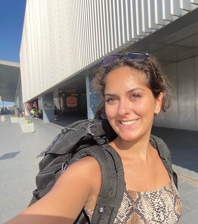 Hostess Senay Leonie