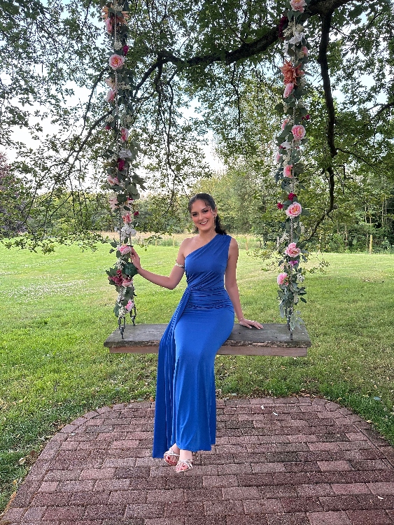 Hostess Senay Leonie