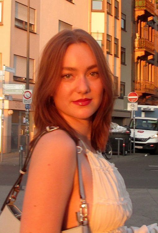 Ich bin Marisa, 22 Jahre alt und bin sehr motiviert die Arbeit bei verschiedenen Messen kennenzulernen. Ich habe bereits einige Jahre als Barkeeperin gearbeitet, was mir groen Spa macht, vor allem der Kontakt mit den Kunden.
Ich bin eine sehr offene, zuverlssige und kommunikative Person und mchte gerne mehr Erfahrungen sammeln.