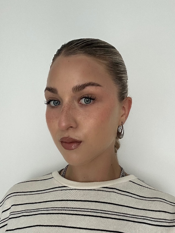 Ich bringe mehrjhrige Erfahrung im Bereich Messe, Promotion, Service und Kundenbetreuung mit. Unter anderem war ich als Hostess und Servicekraft auf verschiedenen Veranstaltungen und Messen ttig  z. B. bei der IAA Mobility fr BMW, auf der Ravensburger Spielwarenmesse sowie bei Kongressen und Events mit anspruchsvollem Gstekontakt.
Zu meinen Aufgaben zhlten unter anderem Begrung und Betreuung von Gsten, Getrnkeservice, Einlasskontrolle, Raumbetreuung, aktive Besucheransprache sowie organisatorische Aufgaben im Hintergrund. Ich arbeite serviceorientiert, zuverlssig und mit einem sicheren, freundlichen Auftreten  auch in stressigen Situationen.
Aktuell studiere ich Psychologie mit dem Schwerpunkt Gesundheits- und Wirtschaftspsychologie und habe eine Ausbildung zur Ernhrungsberaterin abgeschlossen. Durch mein Studium bringe ich ein gutes Verstndnis fr Kommunikation, Motivation und den Umgang mit Menschen mit.
Darber hinaus interessiere ich mich privat wie beruflich fr Themen rund um Ernhrung, mentale Gesundheit, Sport und Social Media. Ich bin vielseitig einsetzbar, lernbereit und arbeite sowohl gerne im Team als auch selbststndig.