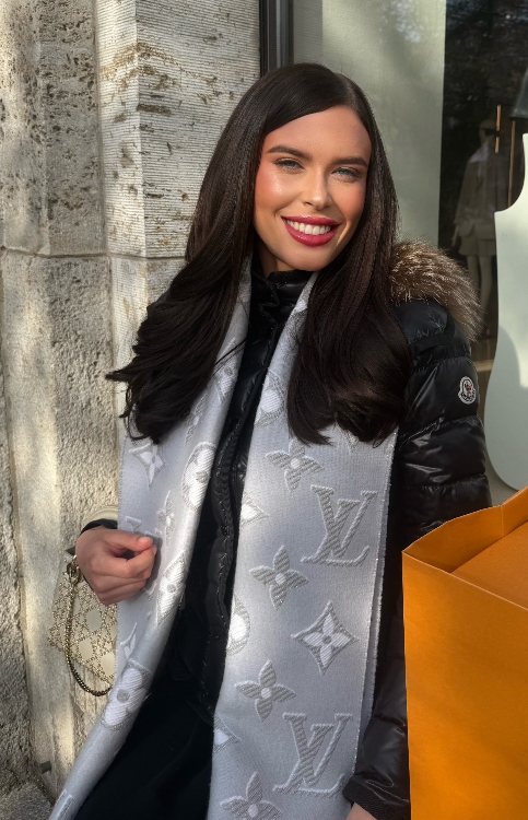 Linn from D�sseldorf, Hair: braun (mittel), Eye: blau, German: Muttersprache, English: Fliessend, French: leichte Konversation, Spain: leichte Konversation