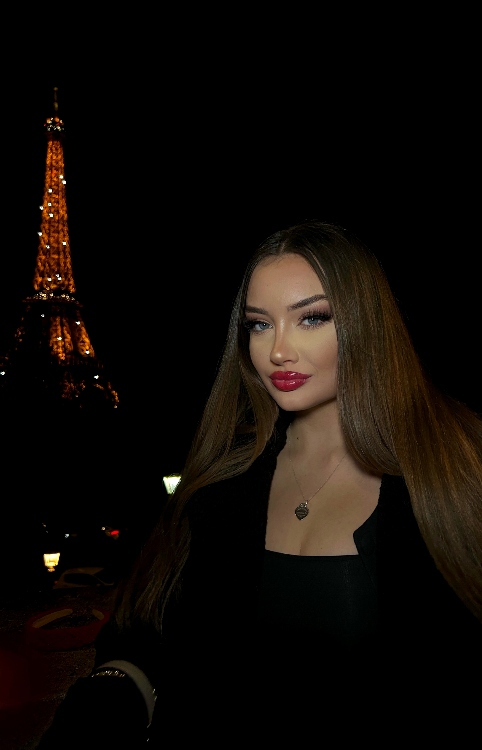 Alischa Kiara from Neufahrn b. Freising, Hair: braun (hell), Eye: blau-gr�n, German: Muttersprache, English: Fliessend, French: nein, Spain: nein