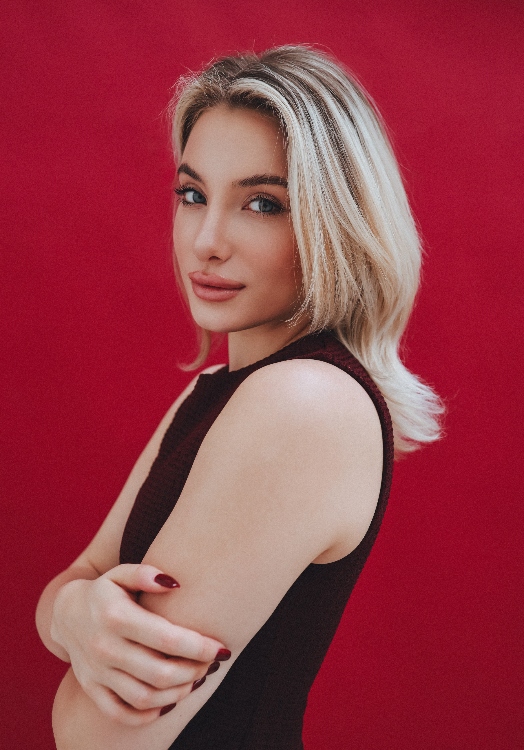 Ich habe einen Bachelorabschluss in Sportjournalismus und sammelte Berufserfahrung als Journalistin, Interviewerin sowie als Beauty- und Commercial-Model. Ich bin kameraerfahren, kommunikativ und sicher im Umgang mit Menschen. Fotoshootings, Events und kreative Projekte bereiten mir gro�e Freude. Ich arbeite zuverl�ssig, flexibel und reisebereit und freue mich darauf, mich in Deutschland weiterzuentwickeln.
