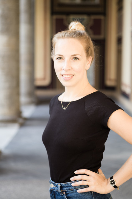 Hostess Laura Erfurt